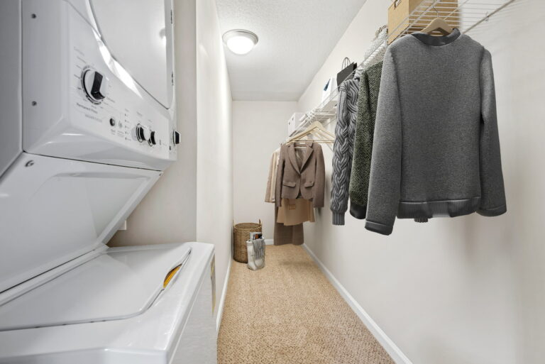 washer and dryer, walk-in closet